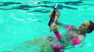 Girl underwater Lolz