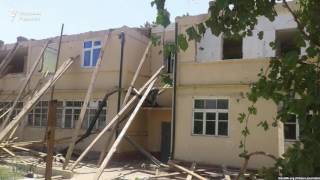 Термиз шаҳар ҳокими одамлар яшаб турган уйлар томини қўпортирмоқда