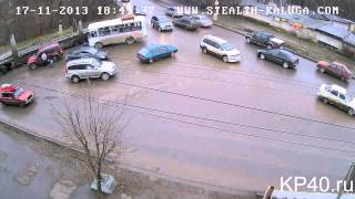 Беспредел  Два мужика бьют женщину на дороге