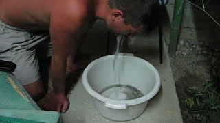 the boy is burping ,  vomits     Дуб объелся колбасы (блюёт, рыгает) -