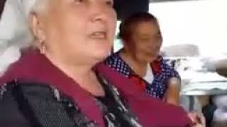Это моя бабуля  отжигает  в поезде  по дороге домой