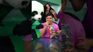 NO SOPORTAN QUE COMA DE ESTA MANERA !!
