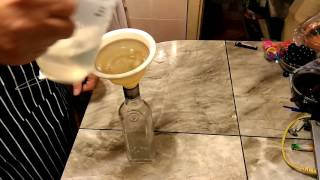 Как налить жидкость в бутылку с дозатором / How to pour a liquid into the bottle with a dispenser