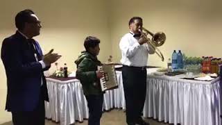 Niño sorprende alos ángeles azules en bolivia