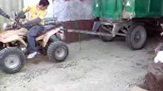 quad estirando remolque