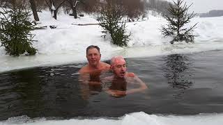 Инвалиды-колясочники купаются в проруби / Москва-река