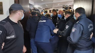 როგორ გამოიყვანა პოლიციამ მოშიმშილეები ზუგდიდის საკრებულოს სხდომათა დარბაზიდან - ვიდეო