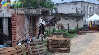 Мер Золочева кувалдою громив стіну, а потім оголосив "голодування"