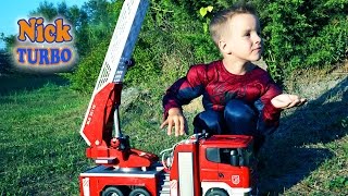 Человек-паук и Bruder пожарная машина. Супергерой на Рыбалке. Spider man and fire truck Nick Turbo