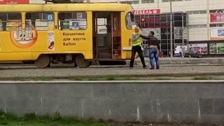 +18!Драка на Одесской. Какой-то типок кидался на водителя трамвая и бросался камнями. Харьков