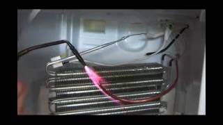 Утечка в испарителе (трубке)  Холодильник INDESIT -No Frost часть 1