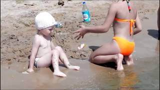 Очень смешные забавы малышей в воде. Детские забавы. / Very funny kids fun in the water .