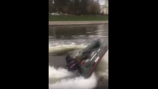 На лодке заклинило газ )))