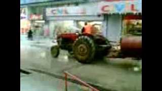 Traktör ile yol yıkama