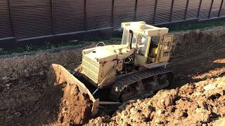 Совместная работа бульдозера Т-170 и экскаватора Hitachi 180 на строительстве дороги