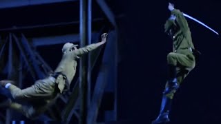 日本武士用刀從橋上飛下來，阻止功夫大師炸毀橋，但下一秒就被完爆！
