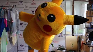 Как одеть ростовую куклу Пикачу. Mascote costume Pokemon suiting up