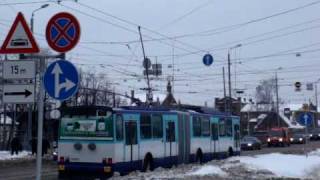 Skaists trolejbusa stangas kritiens. Nice trolleybus dewiring.
