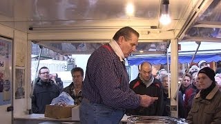 Hamburger Fischmarkt: Bei Marktschreiern und Fischmarktbesuchern von Schietwetter keine Spur