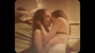 teen girls kissing.......mmm. sexy