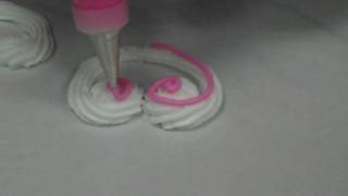 Cake Decorating Tip: Making Seascroll in Icing