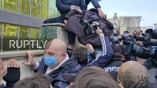 Georgia: Police detain Saakashvili supporters outside court in Tbilisi