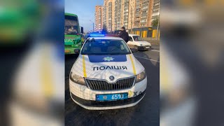 Маршрутчик "взял в заложники" копа