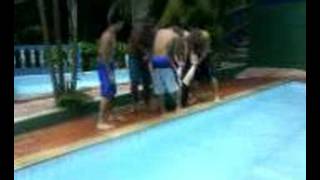Jogando a Naina na piscina