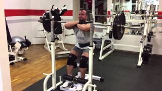 Фронтальные приседание в тренажере приседания Сиси. Front squats on the Sissy Squat Machine