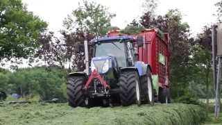 www.trekkerfotografie.nl - Loonbedrijf Tako Redeman aan het gras oprapen
