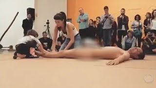 Performance de artista nu no MAM causa revolta no País