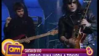 Airbag en AM cantando Una Hora a Tokyo