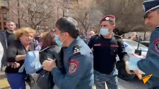 Կանանց տոնին ոստիկանությունը բերման ենթարկեց բողոքի ակցիա իրականացնող կանանց ու նաև տղամարդկանց