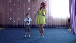 Мама с сыном в саду