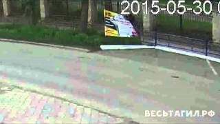 Хулиган поборол рекламный щит