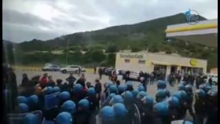 +++ Manifestanti bloccano SS 125 dopo corteo vietato a Quirra, tensione e cariche della polizia  +++