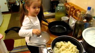 Здоровая еда - цветная капуста. Готовит ребенок. Healthy food -  cauliflower.