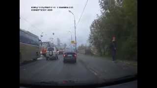 Наглый междугородний автобус едет по обособленным трамвайным рельсам