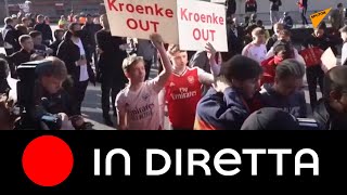 I tifosi dell'Arsenal protestano contro Kroenke