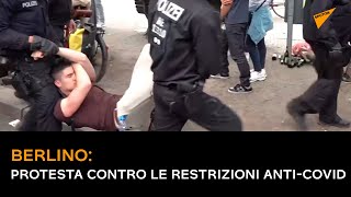 Coronavirus, negazionisti per le strade di Berlino