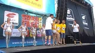 Holger Tapper und die Radio Brocken Dance Crew bei Stars for Free 2015 in Magdeburg