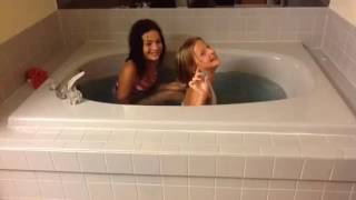 Bath bomb review / turning into mermaids!!!!!