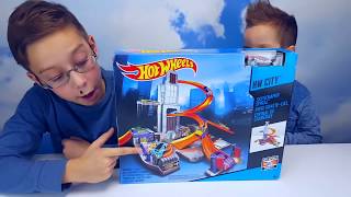 Hot Wheels трек НЕБОСКРЕБ Играемся машинками, собираем трек и делаем обзор Track HOT WHEELS  SKYSCRA
