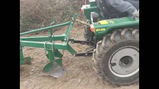 Мини трактор CATMANN MT-220 пашет 3-корпусным плугом
