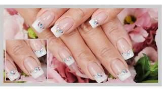 Uñas decoradas con escarcha plateada