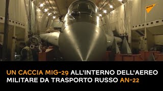 Un caccia MiG-29 all'interno dell'aereo militare da trasporto russo An-22