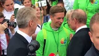 Путин Поймал Волонтера в парке Зарядье
