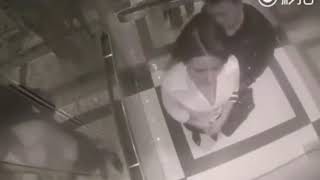 Bu kadın Asansörde kamera Olduğunu bilmiyo...