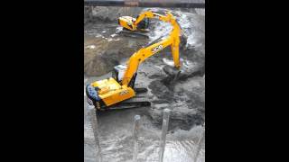 Экскаватор JCB в работе, часть 2