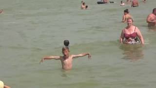 ЕЙСК. Центральный пляж. Дети купаются.